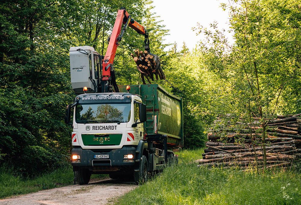 Reichardt-Lohnunternehmen-Forstwirtschaft-Abtrasport-Verladekran-LKW LKW mit Verladekran