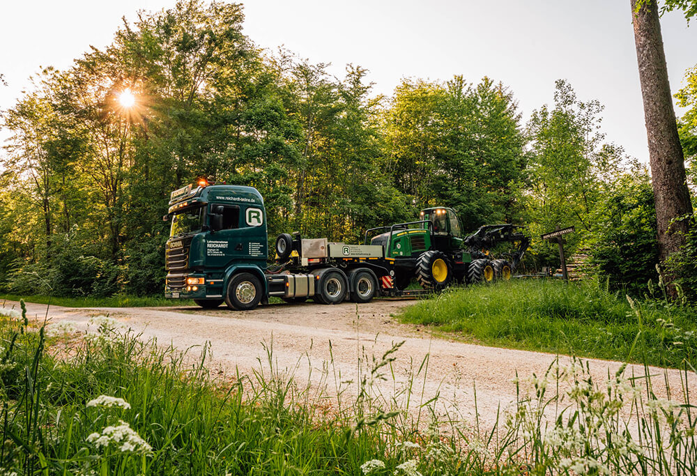 Reichardt-Lohnunternehmen-Forstwirtschaft-Holzernte-Harvester-Tieflader Tieflader bringt Harvester