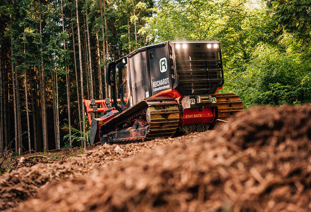 Reichardt-Lohnunternehmen-Forstwirtschaft-Pflege-Durchforstung-Mulchraupe Waldpflege mit Mulchraube von Lohnunternehmen Reichardt
