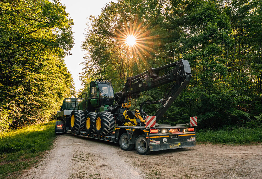 Reichardt-Lohnunternehmen-Forstwirtschaft-Spezialtransport-Tiefbett Spezialtransport mit Tiefbett für die Forstwirtschaft von Lohnunternehmen Reichardt